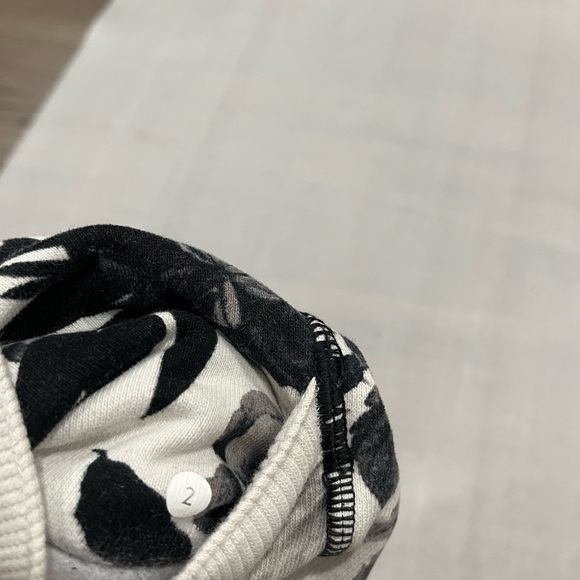 [US2]Lululemon scuba Hoodie Black/ White Floral Pattern - Picture 12 of 14